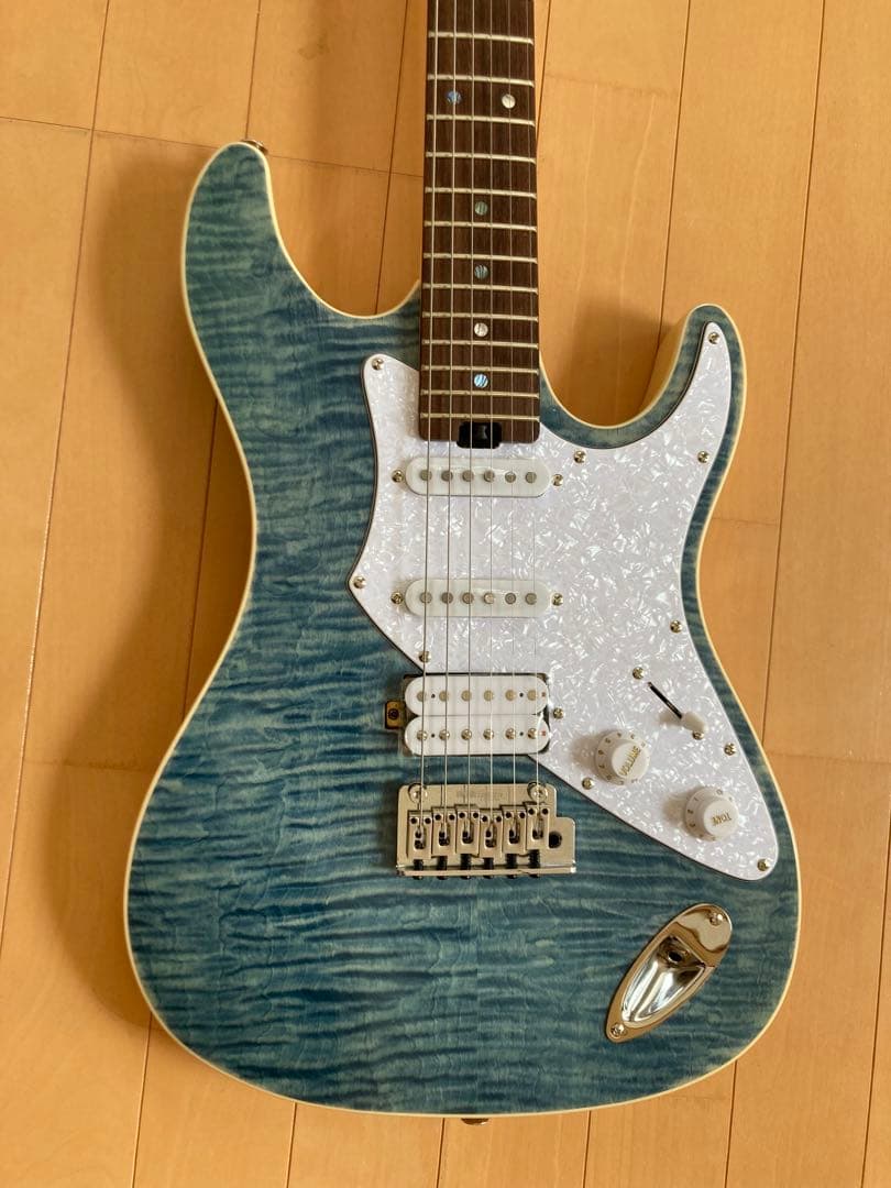 ブルーの虎目が美しい美品エレキギター！