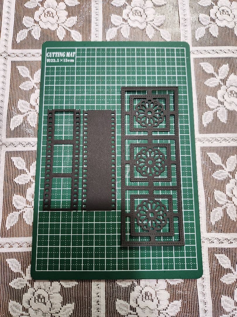 コラージュ素材 ダイカット 黒 背景