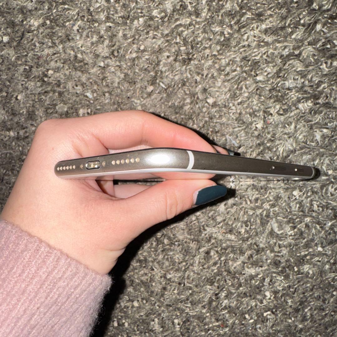 し*か様 iPhoneSE3 128GB 86% 美品