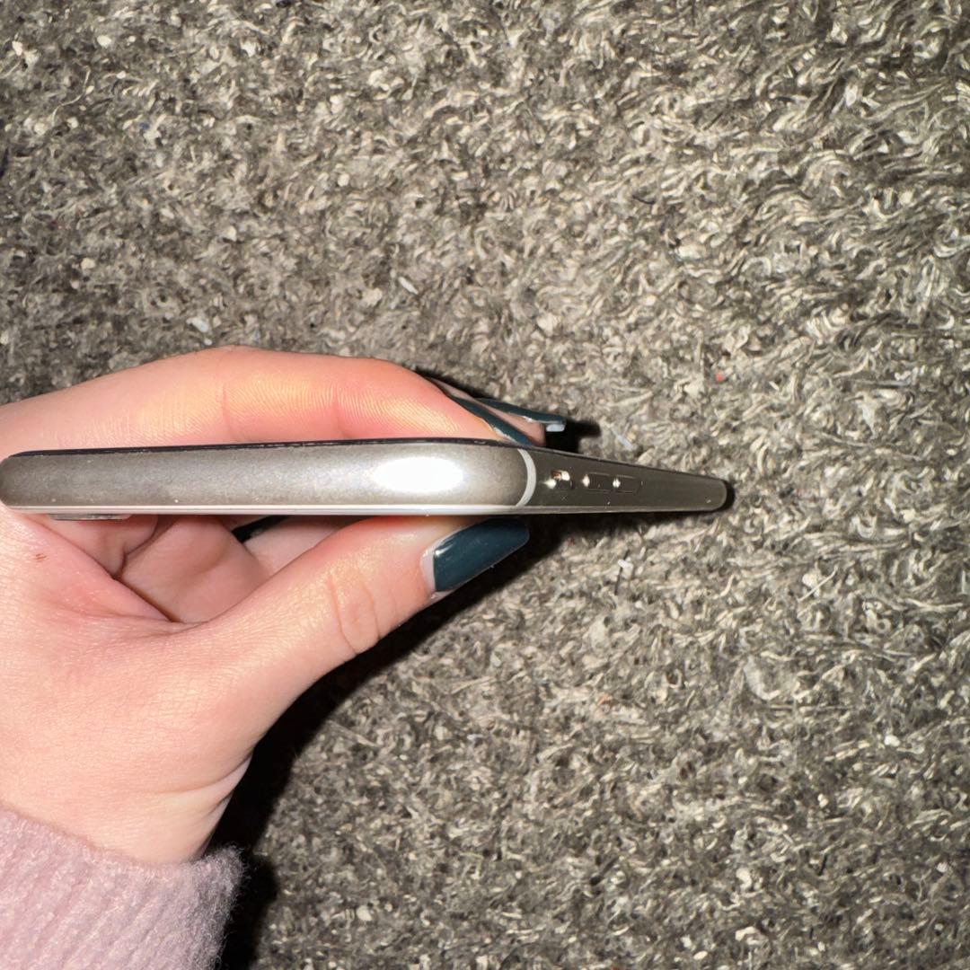 し*か様 iPhoneSE3 128GB 86% 美品