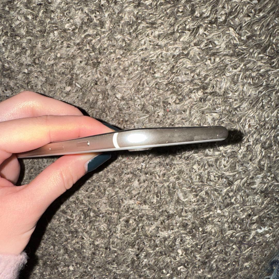 し*か様 iPhoneSE3 128GB 86% 美品