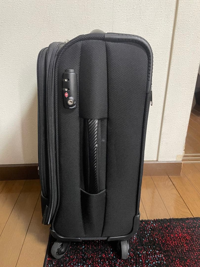 【値下げしました】スーツケース　プラスワンラゲージ黒　機内持込　35ℓ