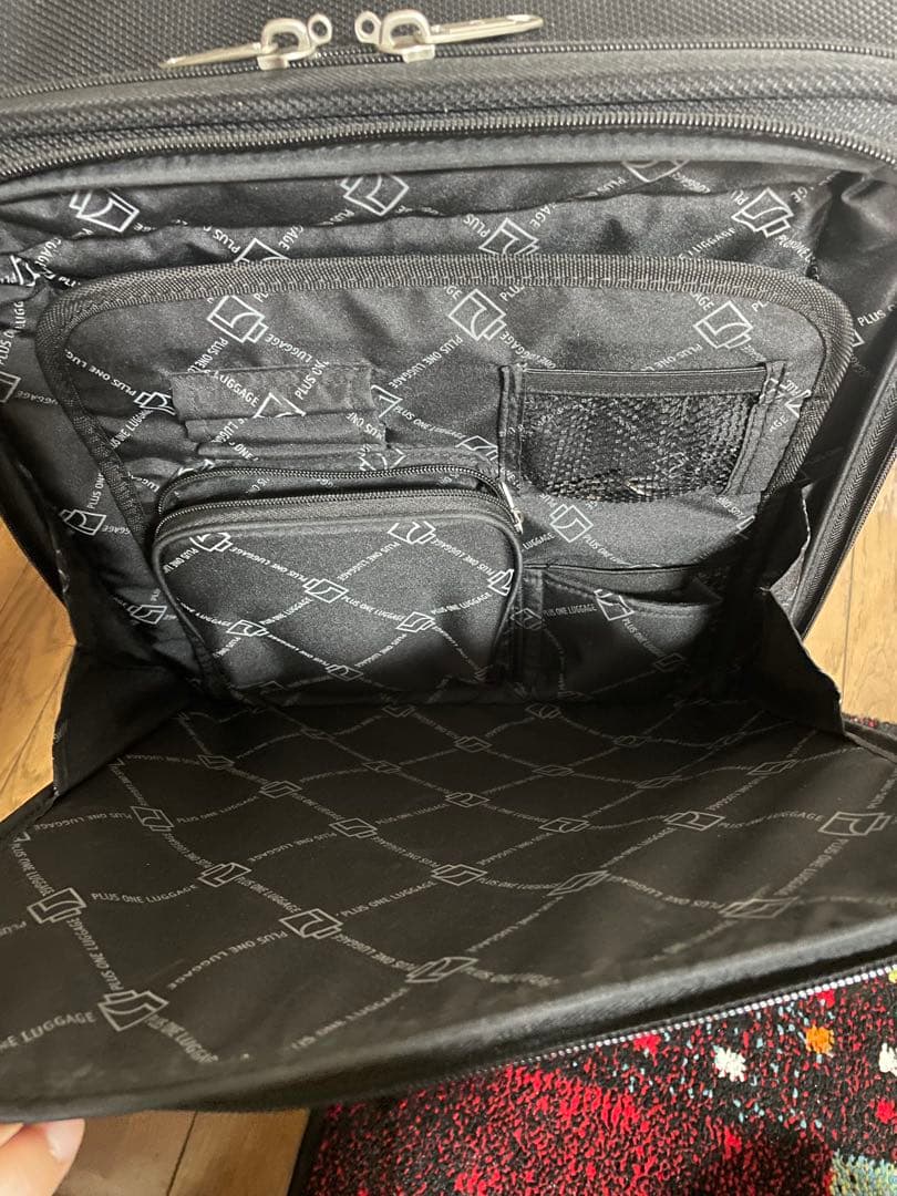 【値下げしました】スーツケース　プラスワンラゲージ黒　機内持込　35ℓ