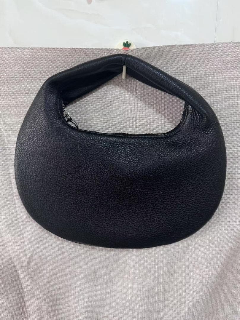 aeta 黒いレザー風ハンドバッグ 半月型 Mサイズ