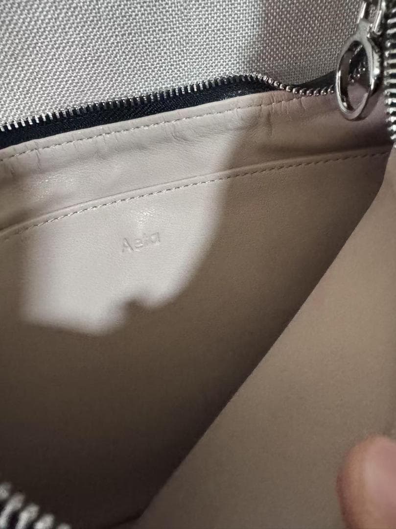 aeta 黒いレザー風ハンドバッグ 半月型 Mサイズ