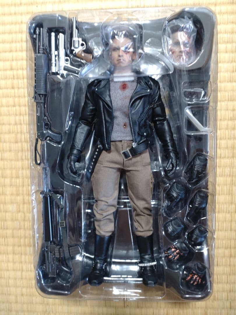 Hottoys T-800 バトルダメージ版 1/6スケールフィギュア