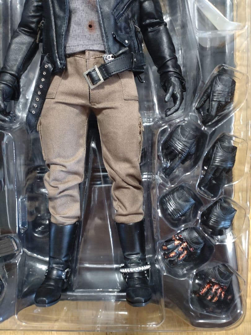 Hottoys T-800 バトルダメージ版 1/6スケールフィギュア