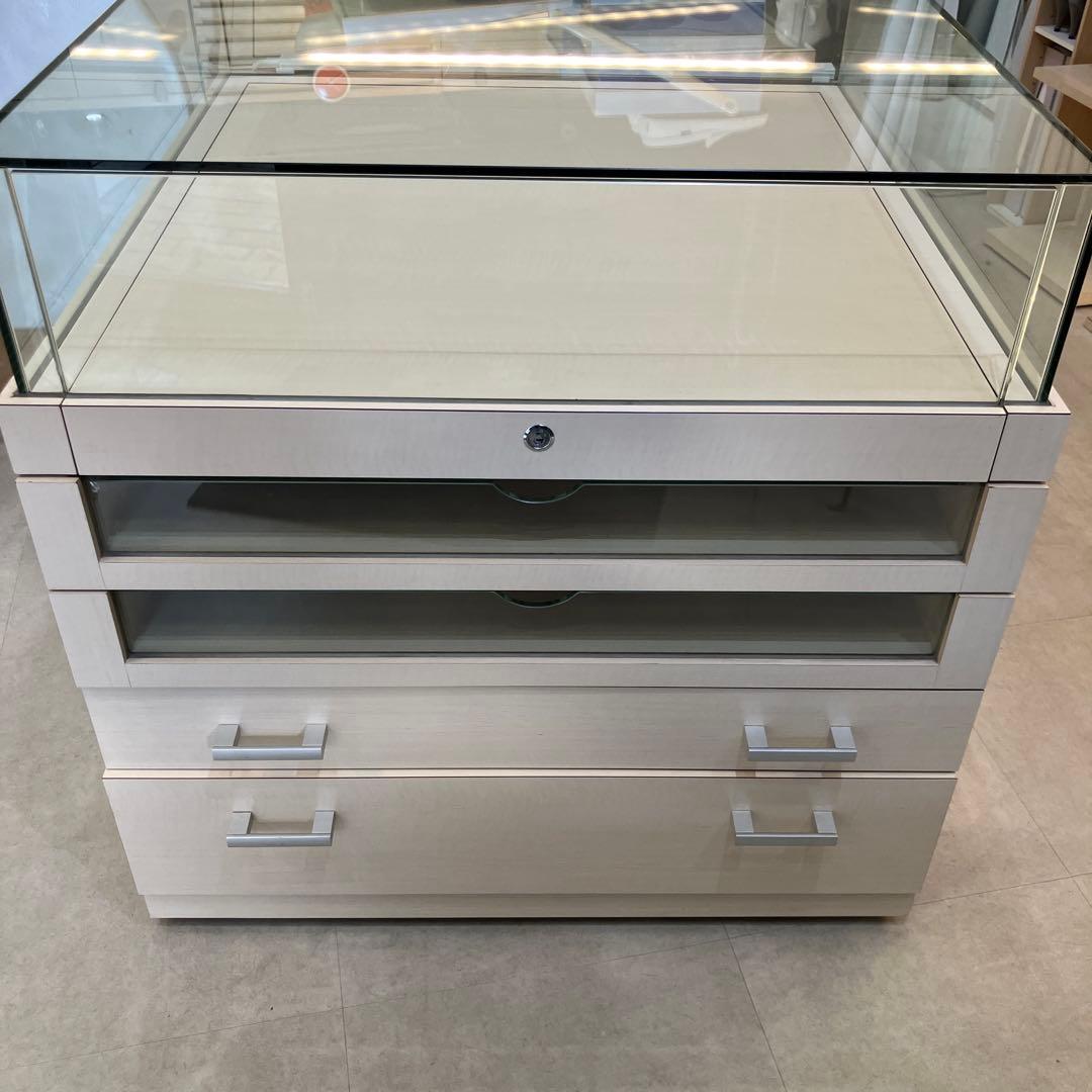 薄い木目色のガラスケース 引き出し付き