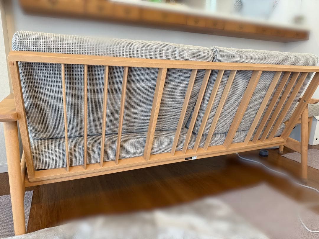 カリモク　グレー 布地 2人掛けソファ 木製肘掛け