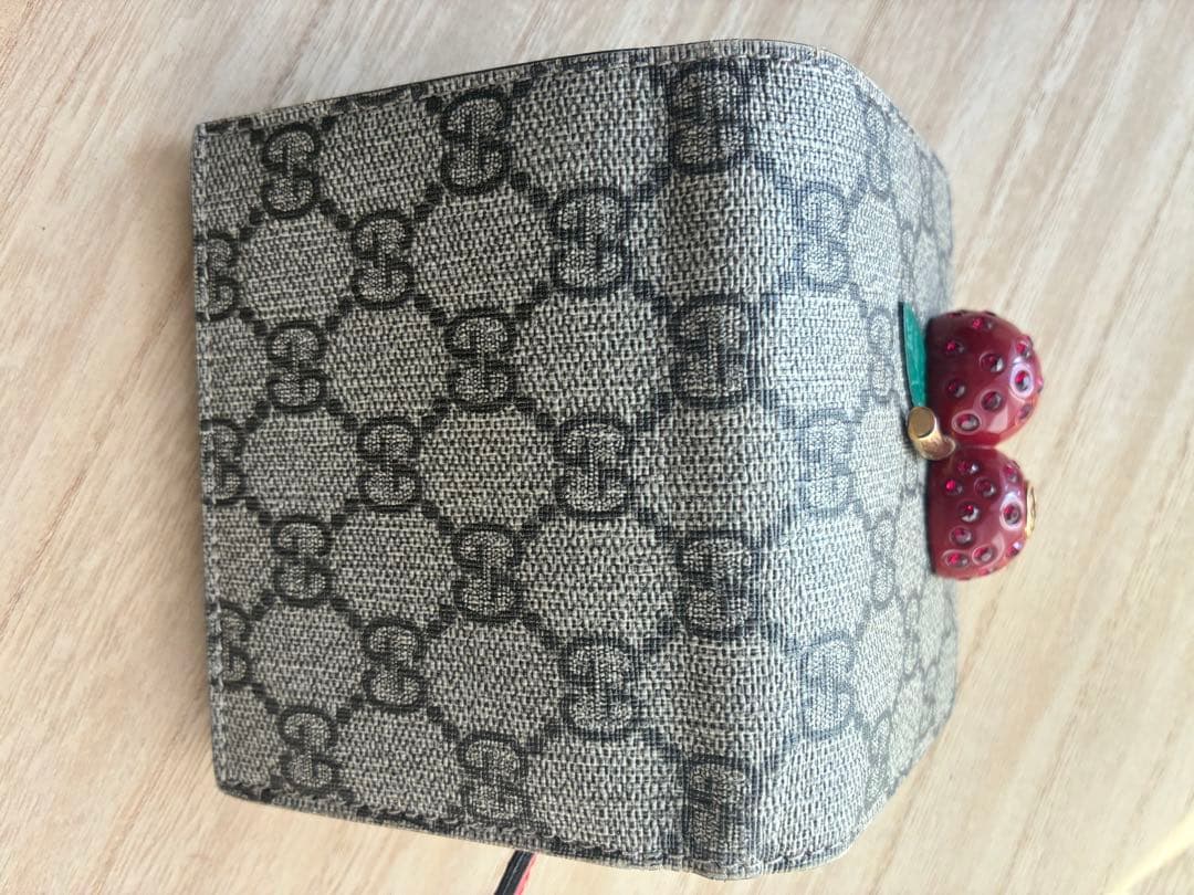 グッチGUCCIチェリーウォレット　二つ折り財布　美品