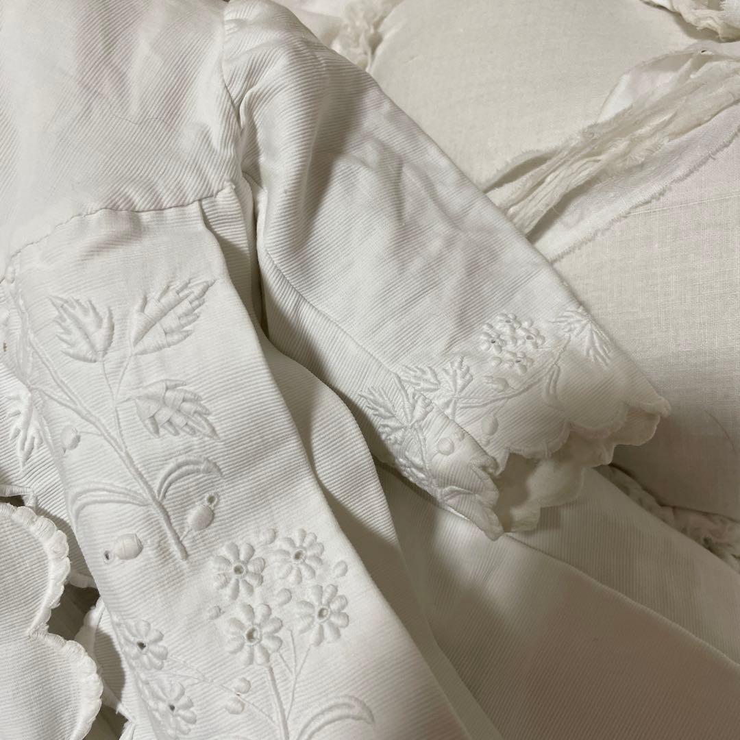 フランスアンティーク　Bebeの白い刺繍入りベビードレス