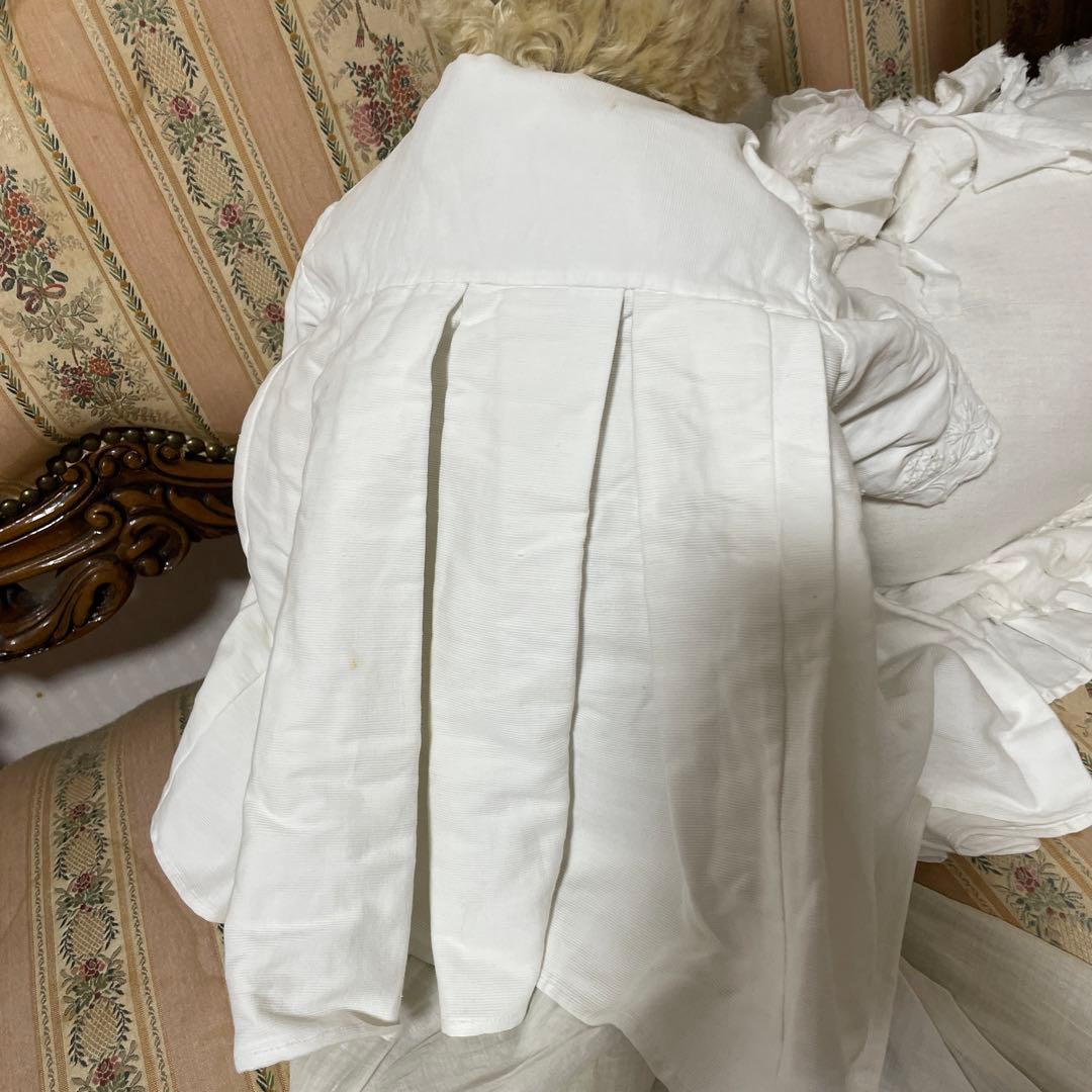 フランスアンティーク　Bebeの白い刺繍入りベビードレス