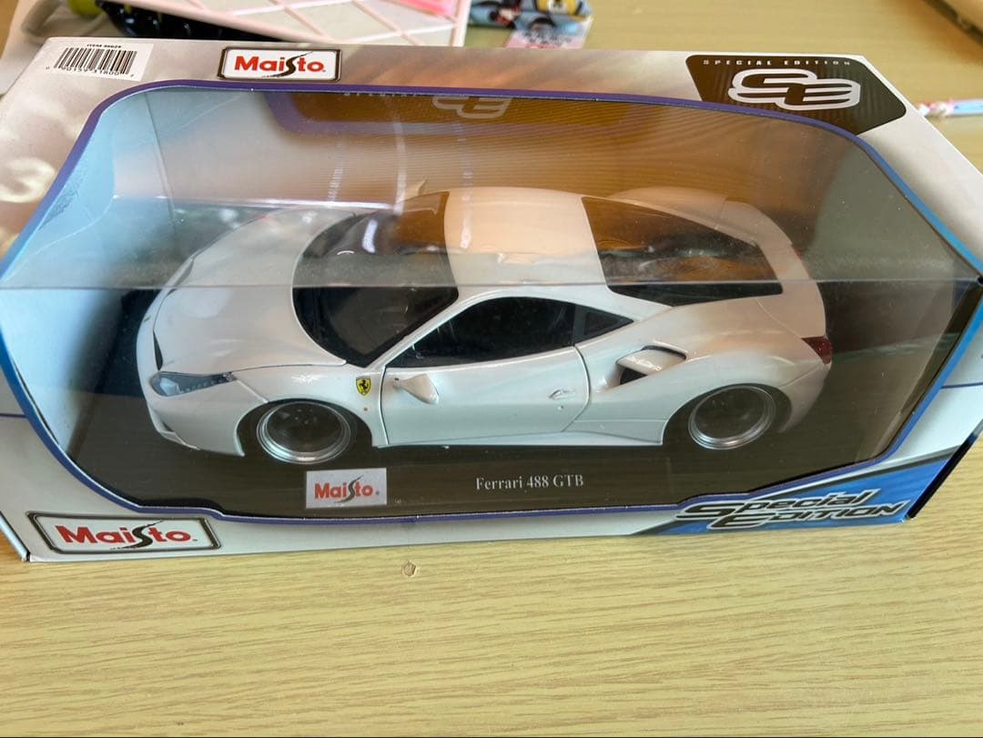 Maisto Ferrari 488 GTB ホワイト 1/18