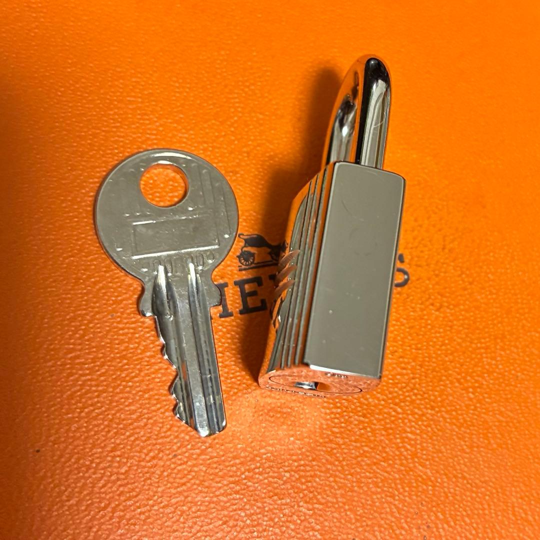 美品　エルメス シルバー　カデナ　南京錠　パドロック　鍵　キー　NO110