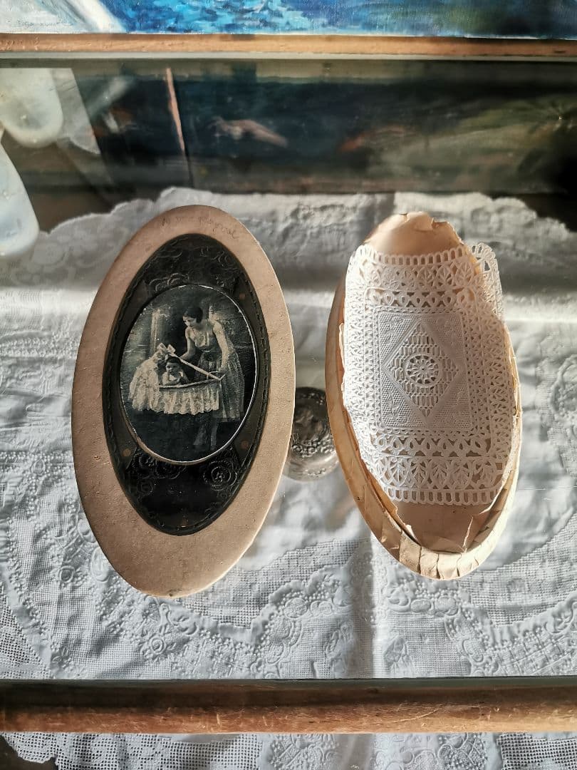 アンティーク フランス 揺り籠の赤ちゃんと母 花の金彩エンボス ドラジェボックス