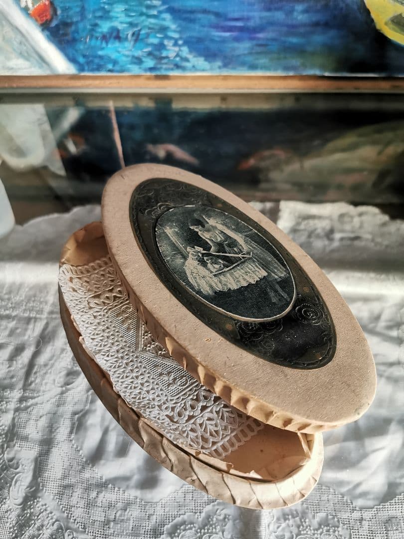 アンティーク フランス 揺り籠の赤ちゃんと母 花の金彩エンボス ドラジェボックス