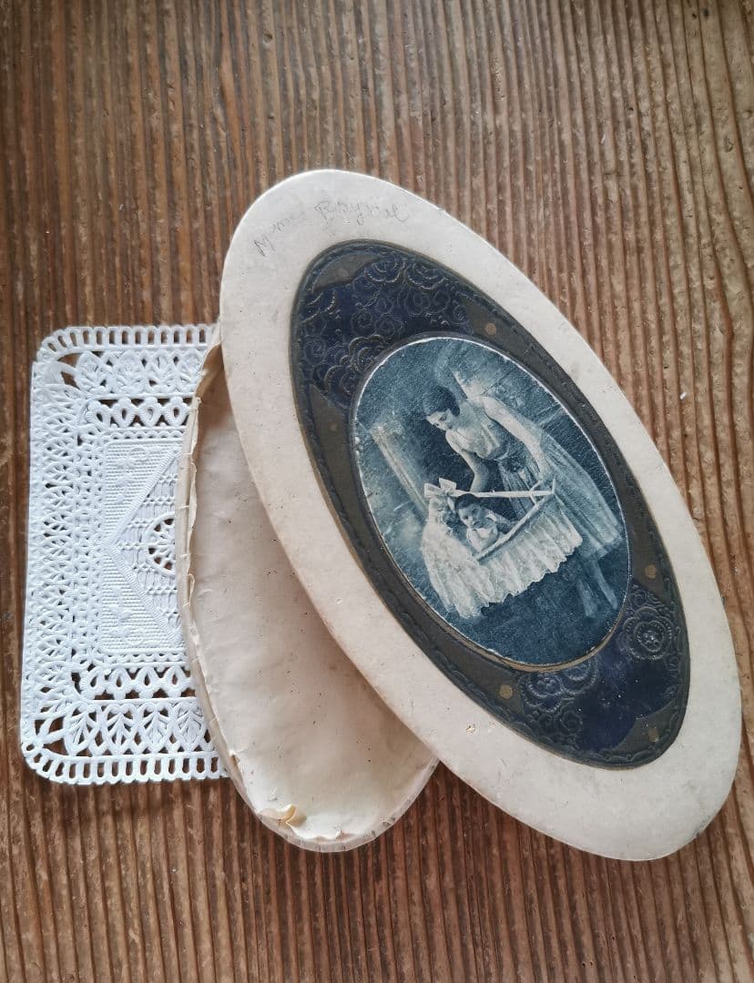 アンティーク フランス 揺り籠の赤ちゃんと母 花の金彩エンボス ドラジェボックス