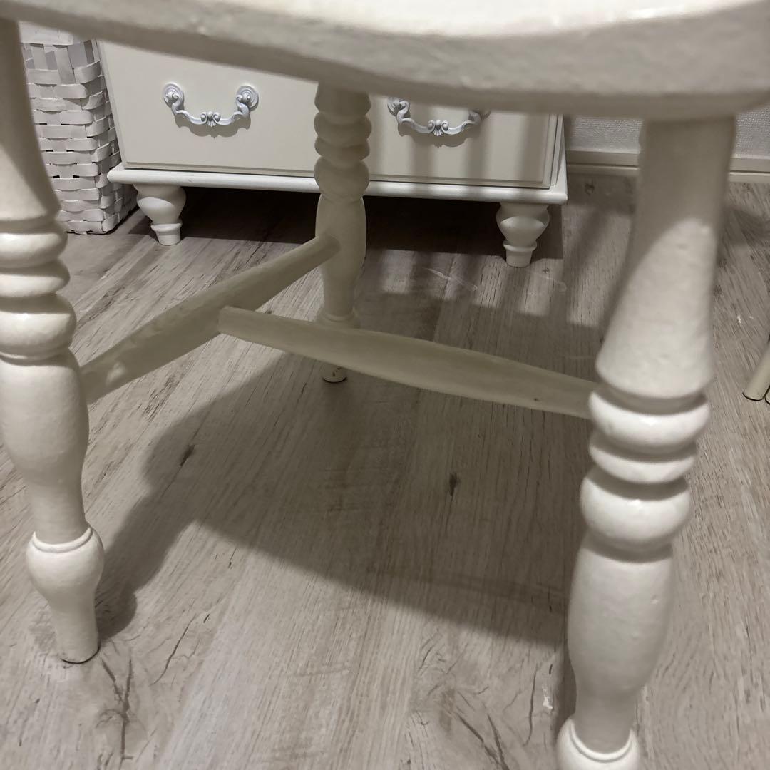 ホワイト木製　アンティーク風チェア