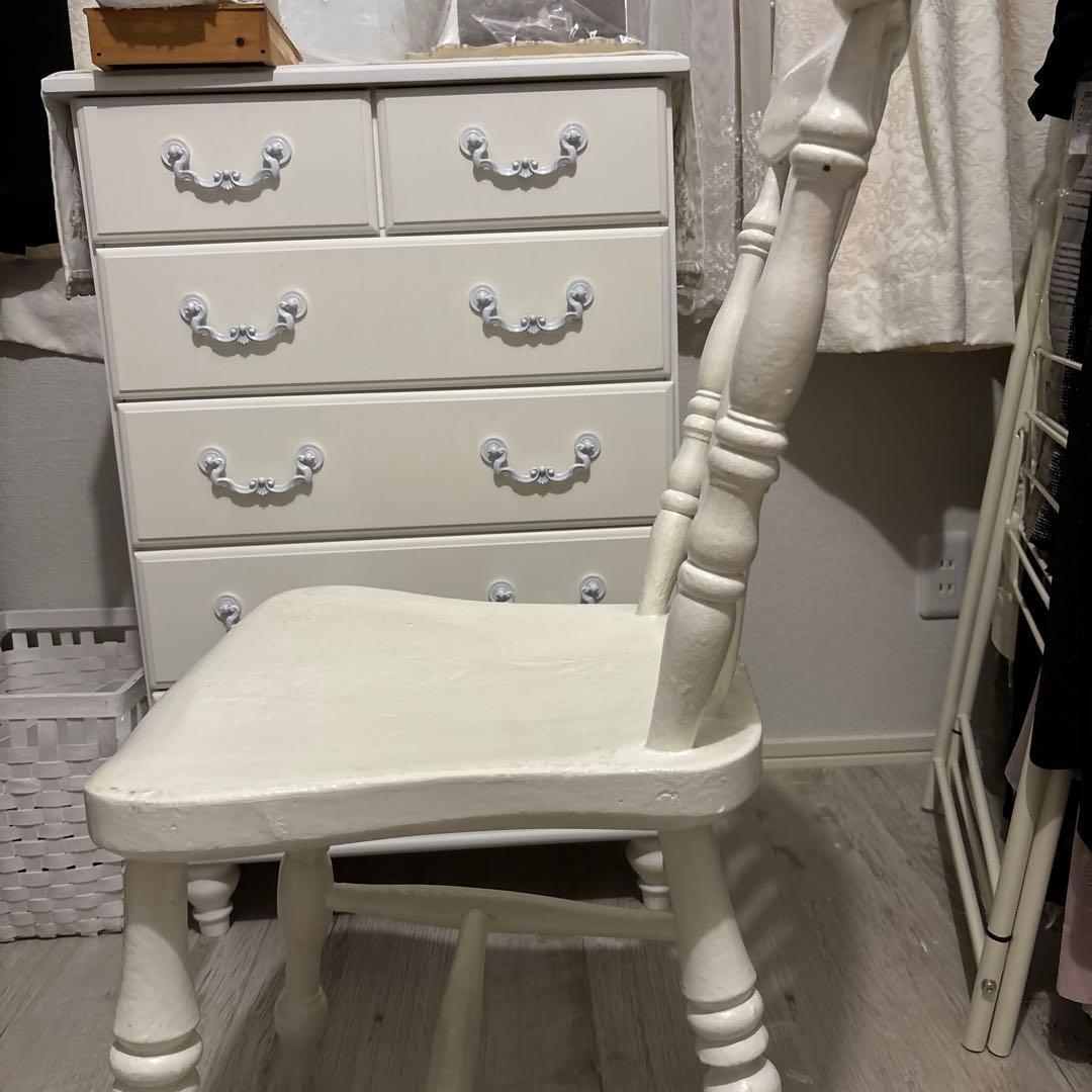 ホワイト木製　アンティーク風チェア