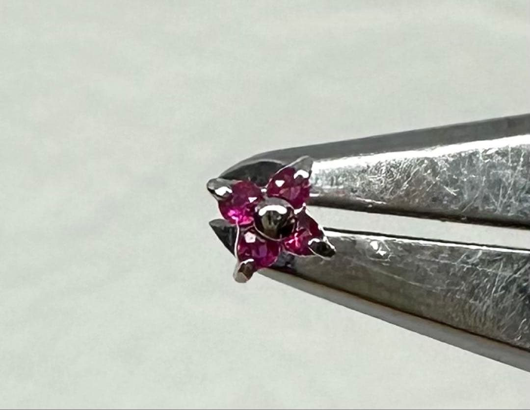 【Thank you セール】【PT】小さなお花のピアス！華やかなルビーを使用！