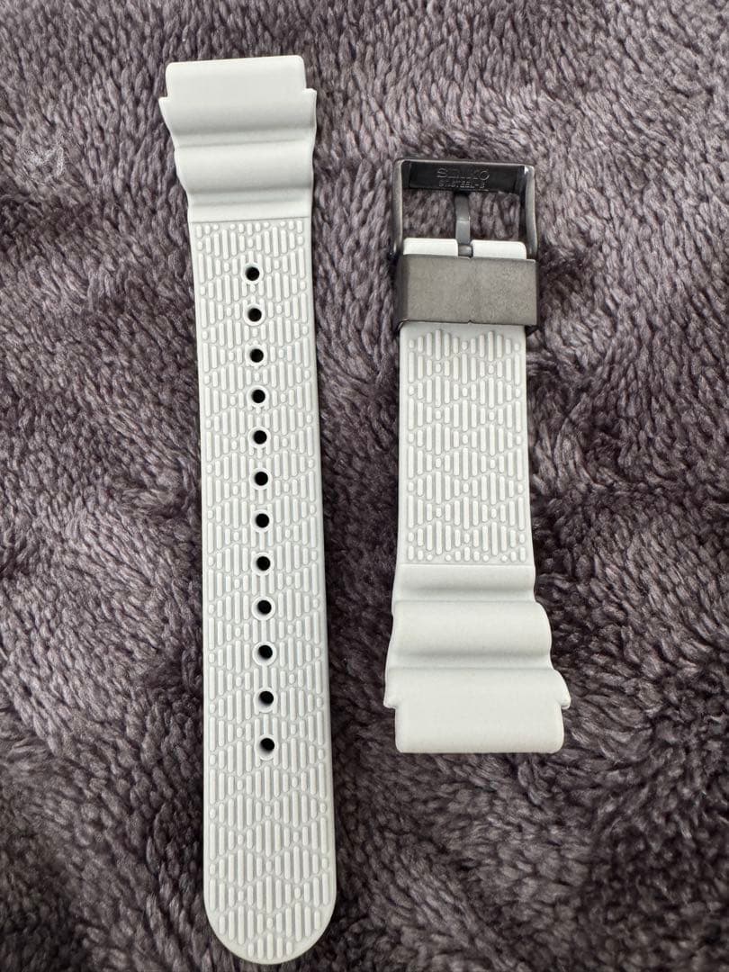R*e様 SEIKO 純正ライトグレーシリコンラバーベルト取付幅22mmほぼ未使