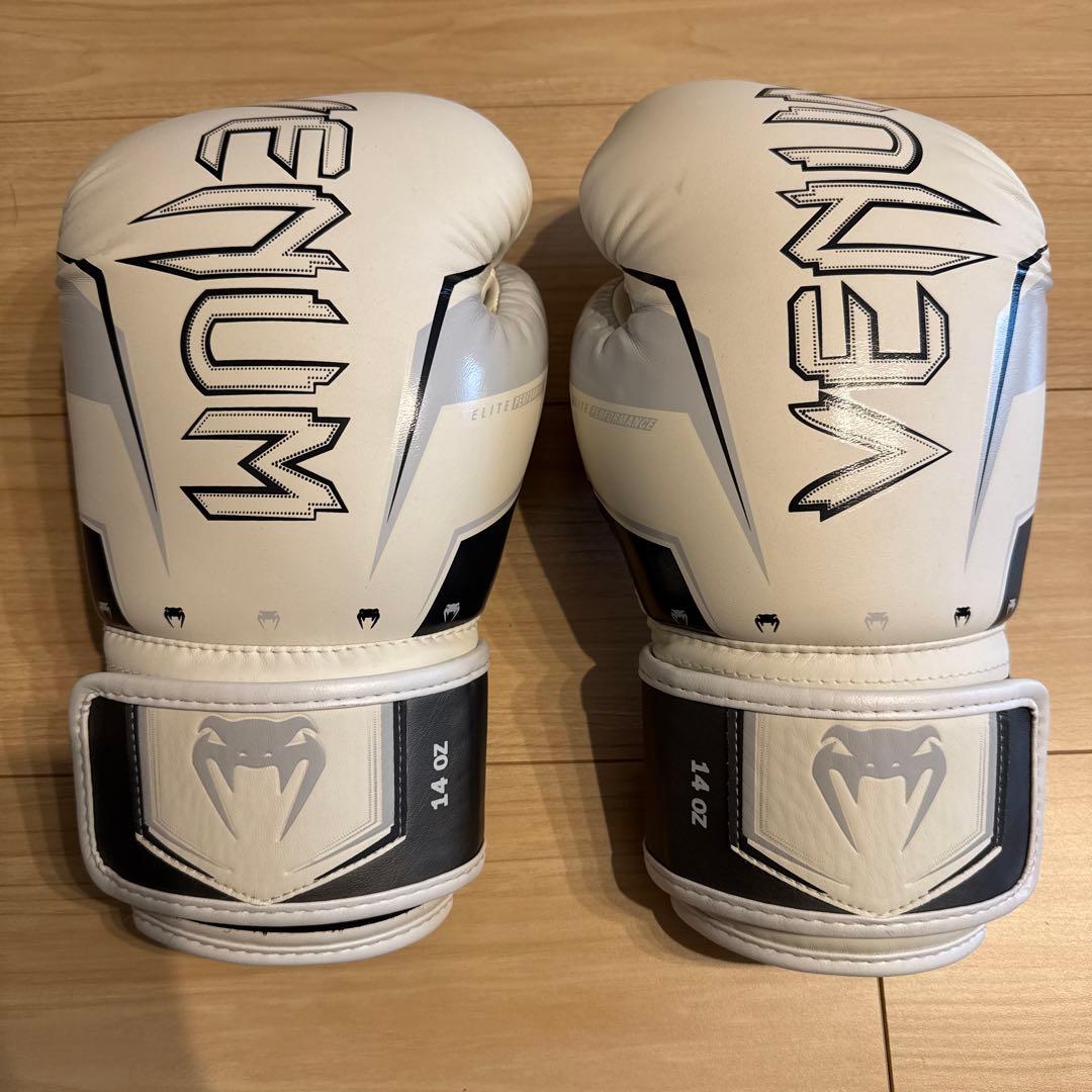 VENUM Elite 14oz ボクシンググローブ ホワイト