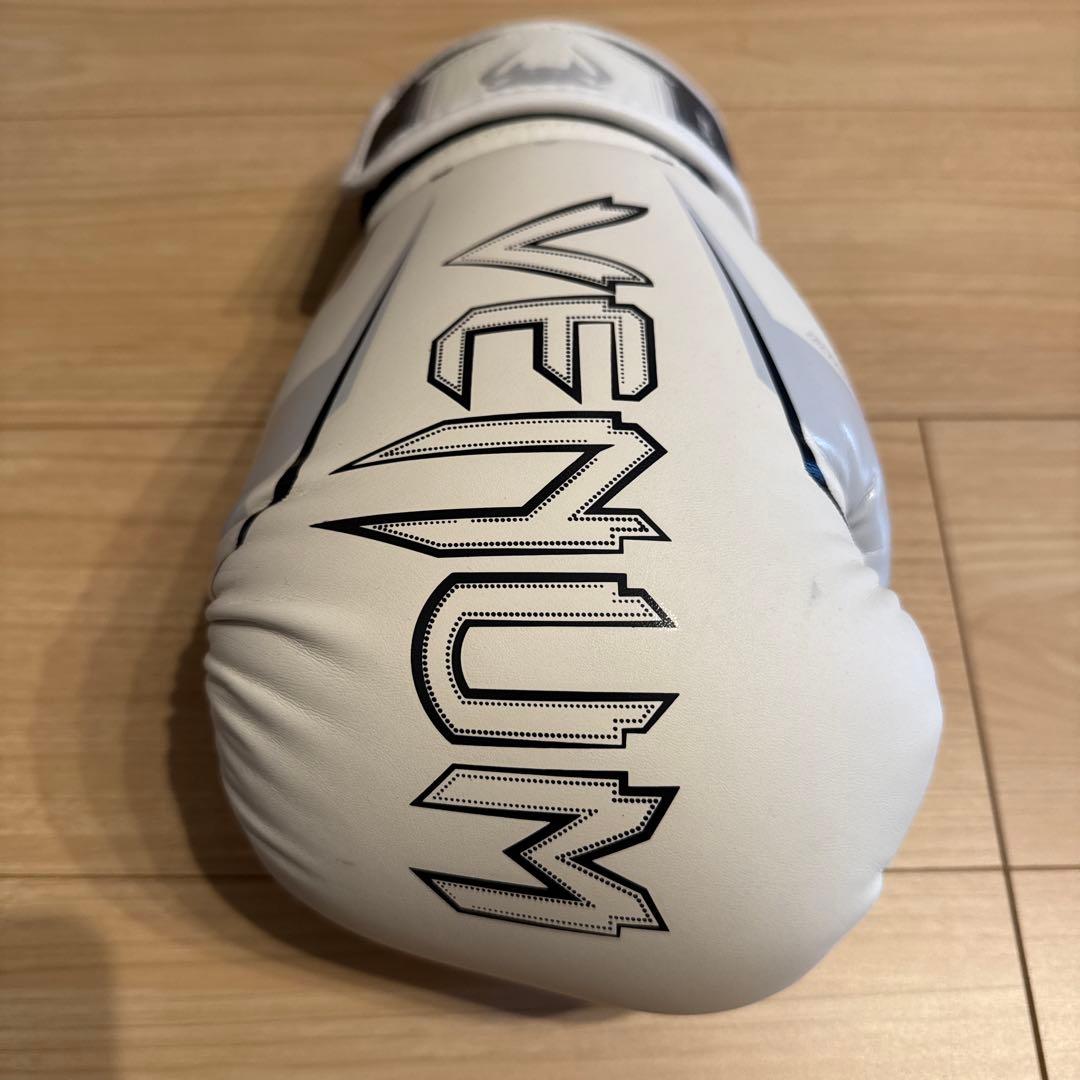 VENUM Elite 14oz ボクシンググローブ ホワイト