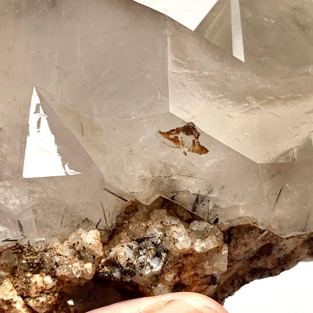 シン・ザギマウンテンクォーツ64/ツイン/芸術的/グレー/黒針入り/巨大