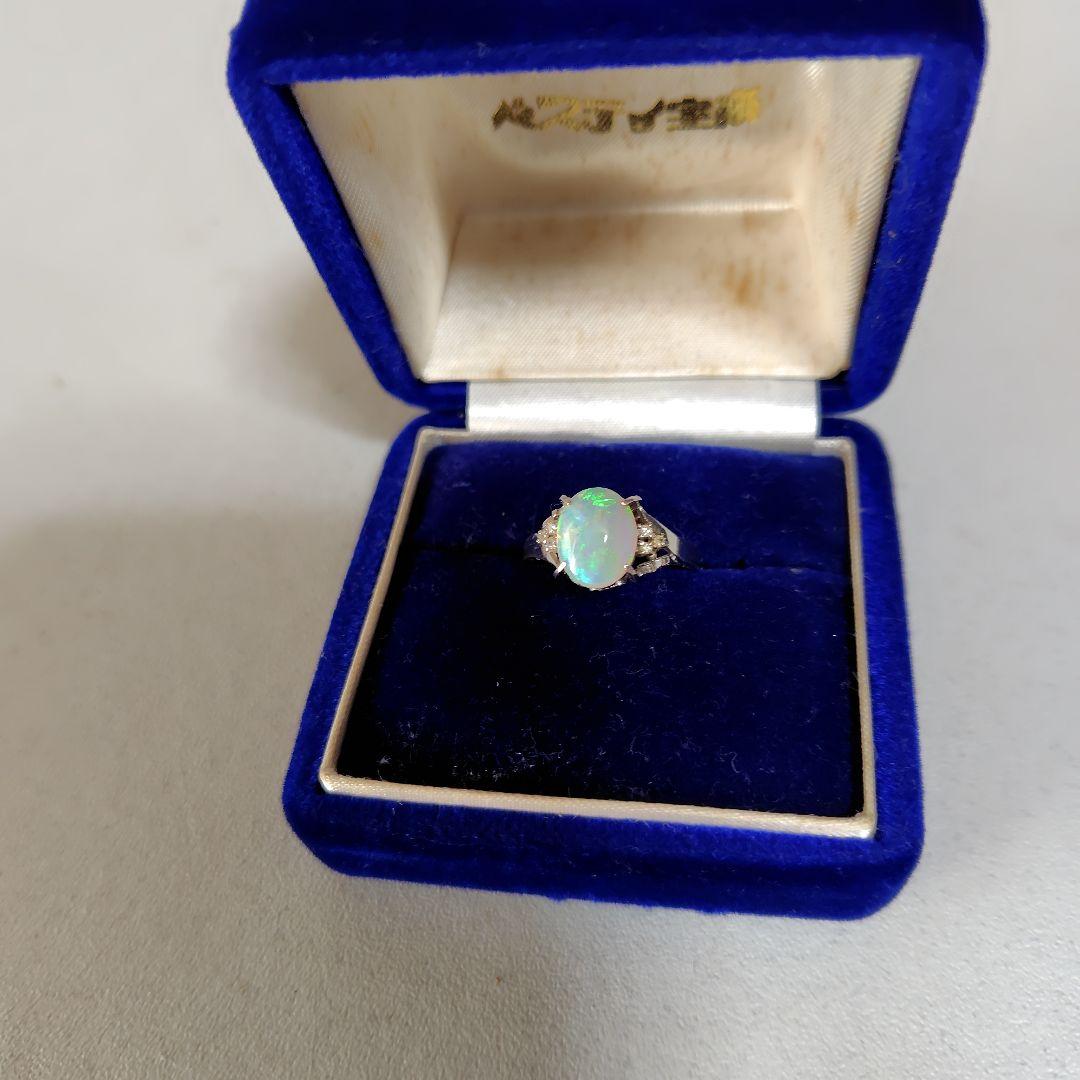 オパールの指輪です。