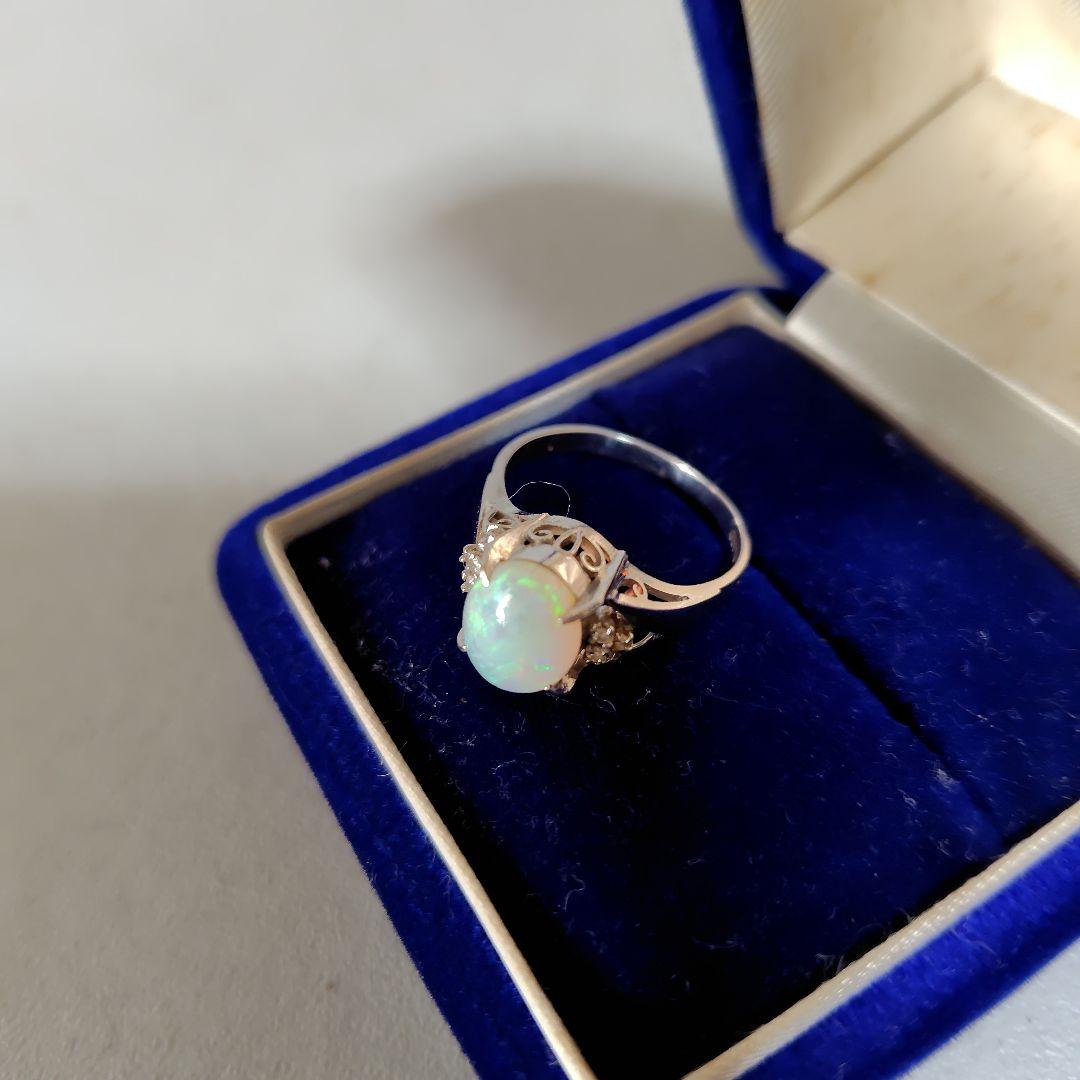 オパールの指輪です。