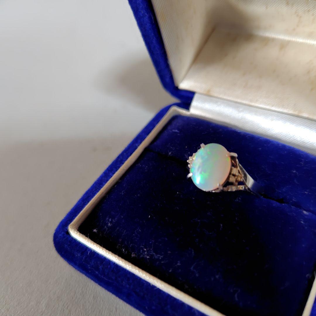 オパールの指輪です。