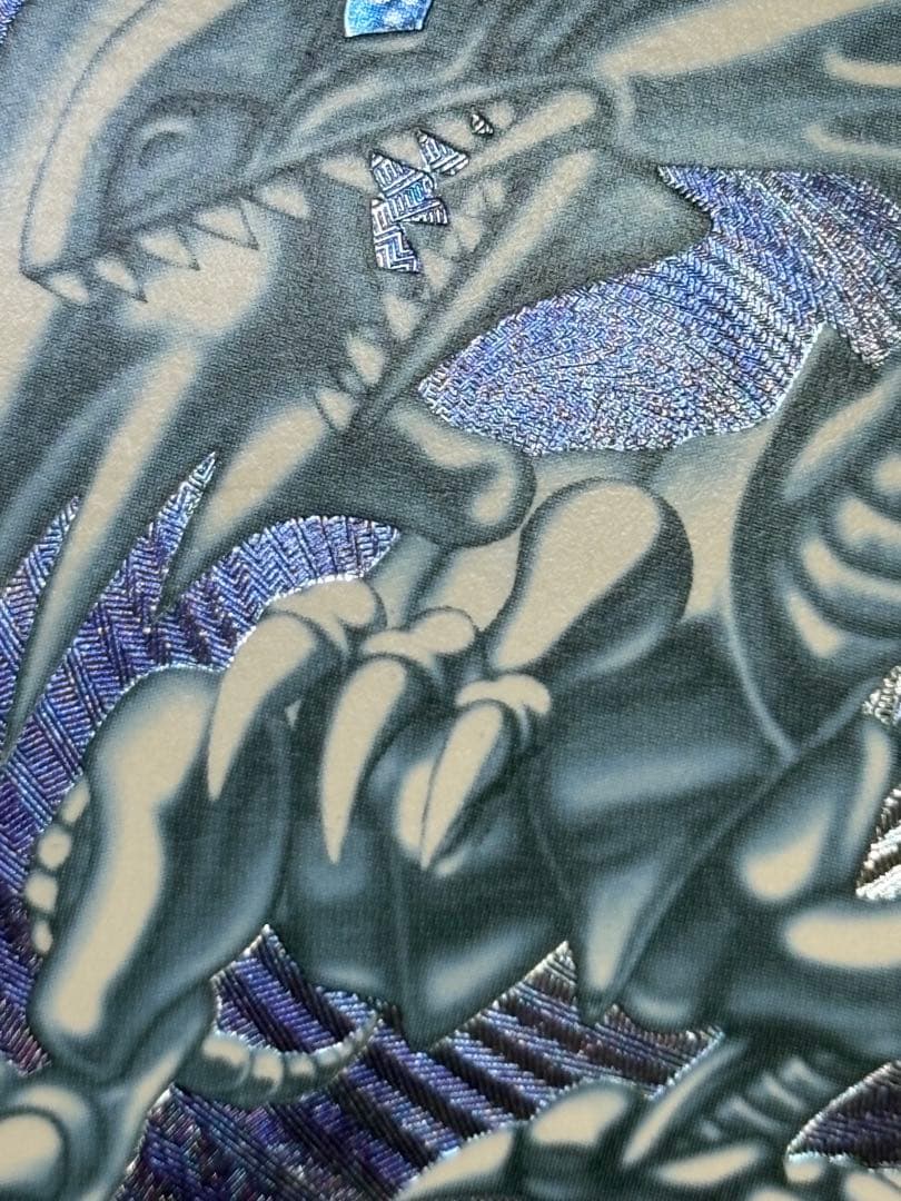 新品みたいです。青眼の白龍 レリーフ 青艶 アルティメットレア 遊戯王