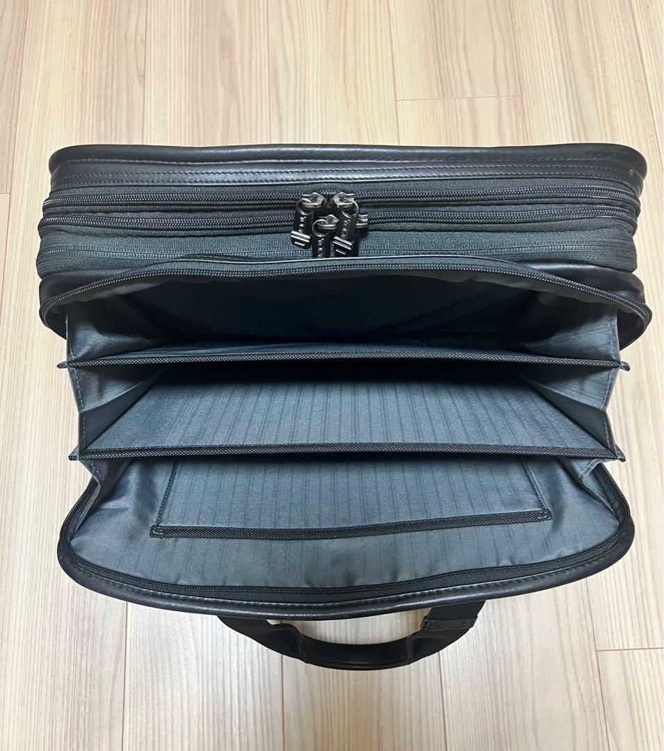 TUMI ブラック ビジネスバッグ レザー