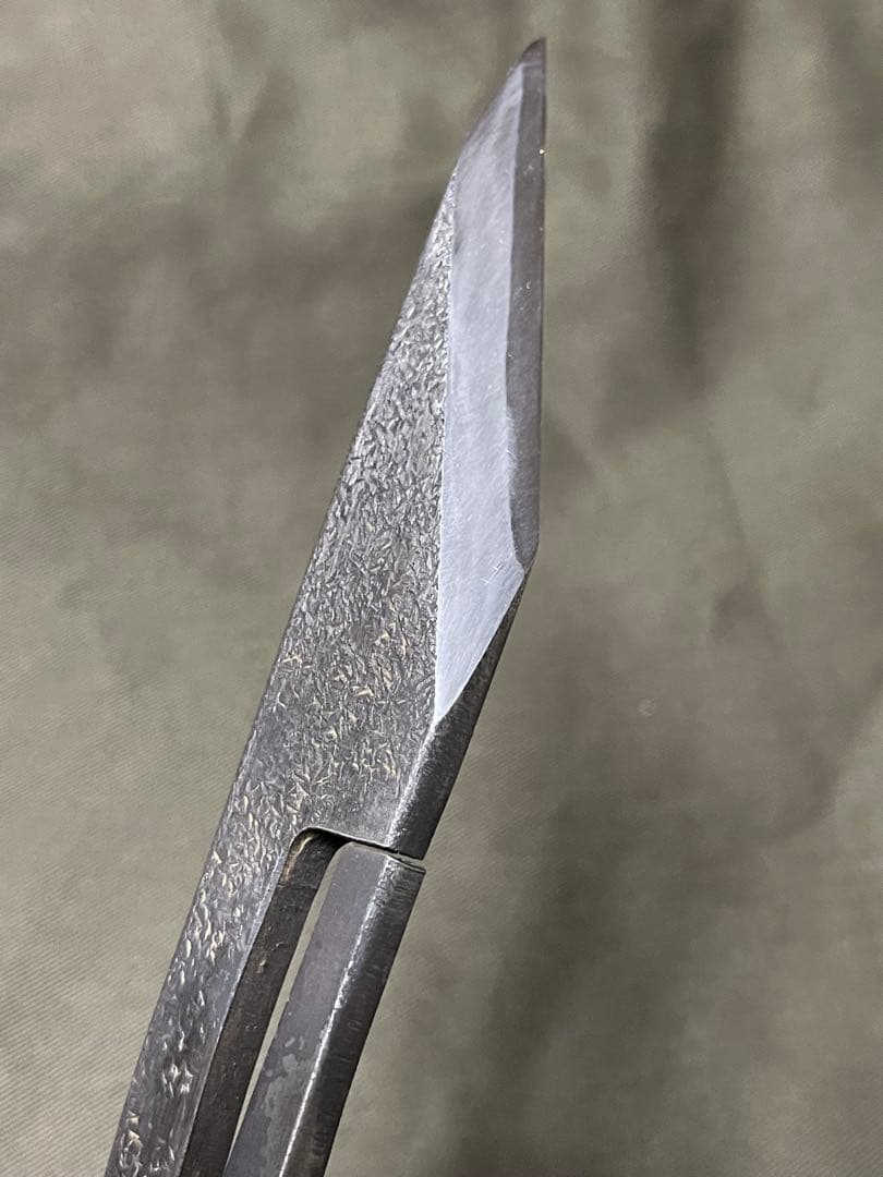 蔵の鍵！？金具を地鉄に使った面白い小刀