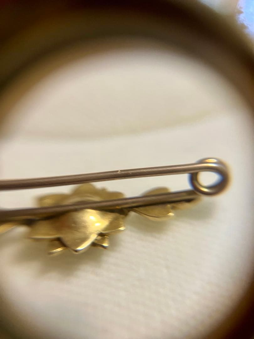 アンティーク9K＊1900年頃イギリス＊シードパールのお花がかわいいブローチです