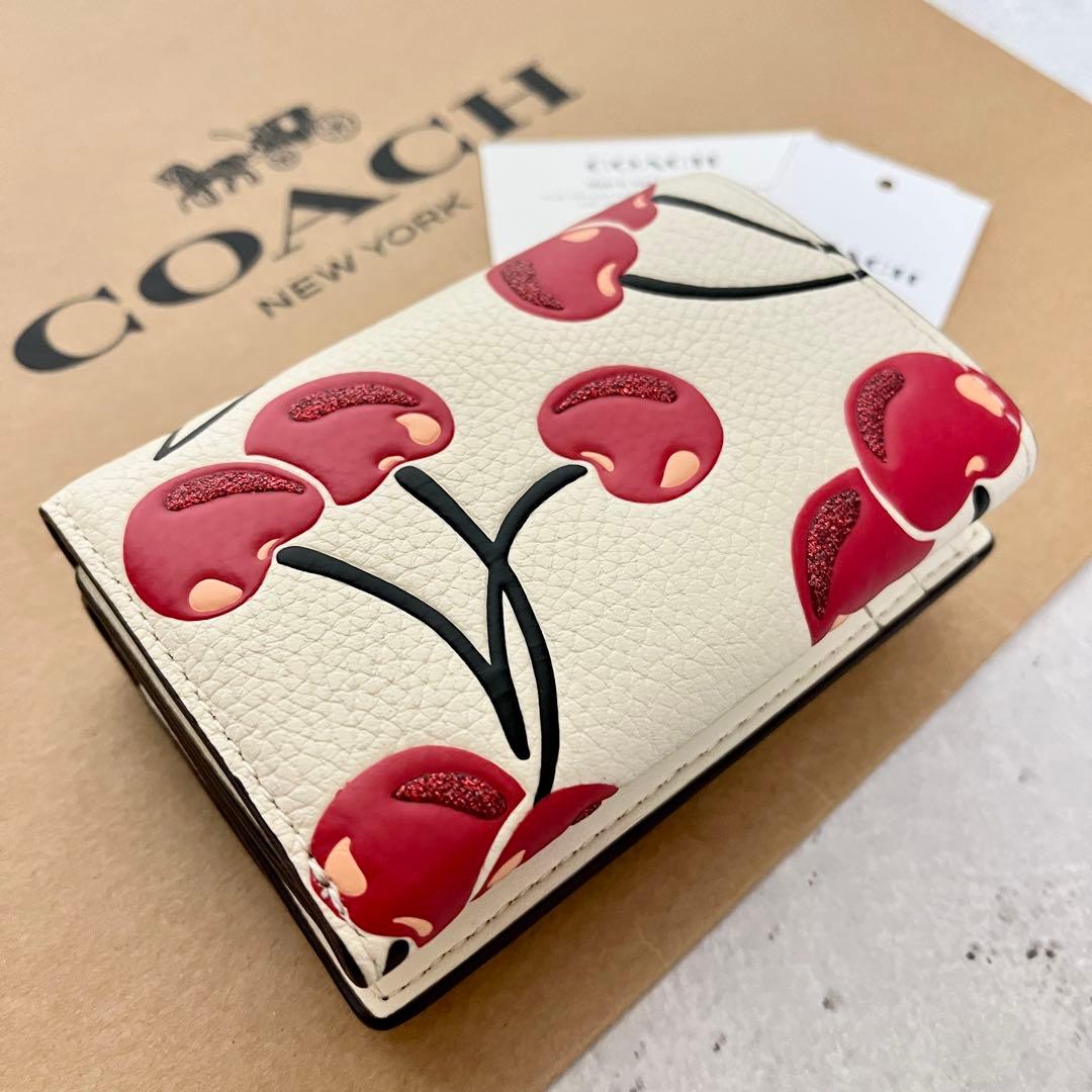 コーチ☆新品☆レザー チェリー柄 三つ折り財布/さくらんぼ 白系