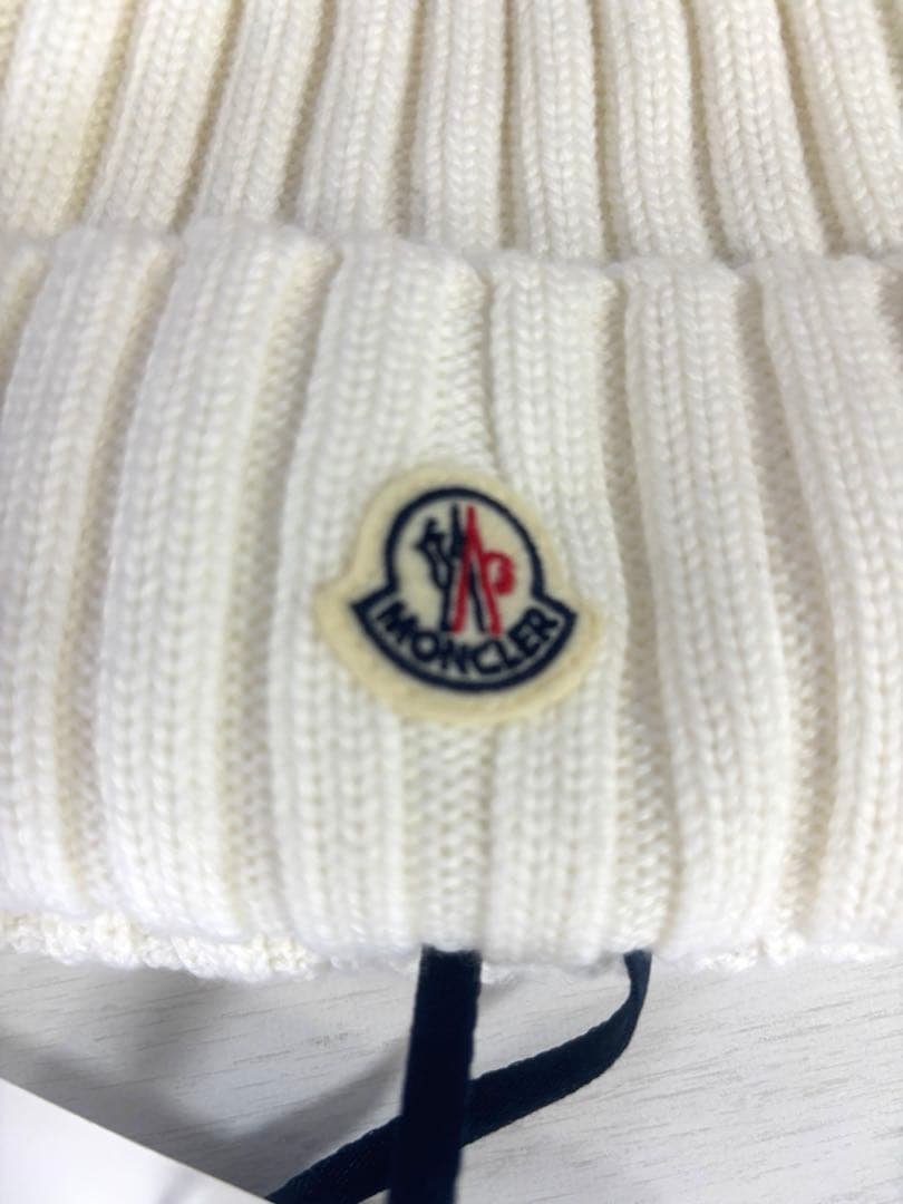 MONCLER モンクレール　ホワイト ポンポン付きニット帽