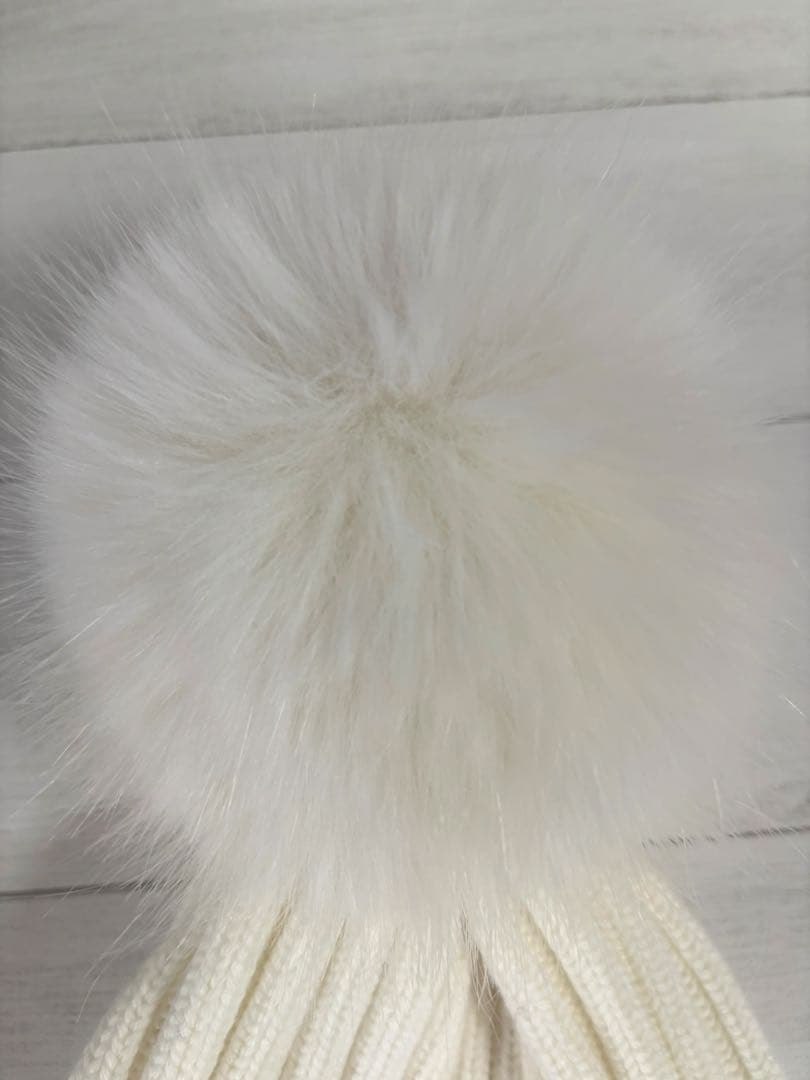 MONCLER モンクレール　ホワイト ポンポン付きニット帽