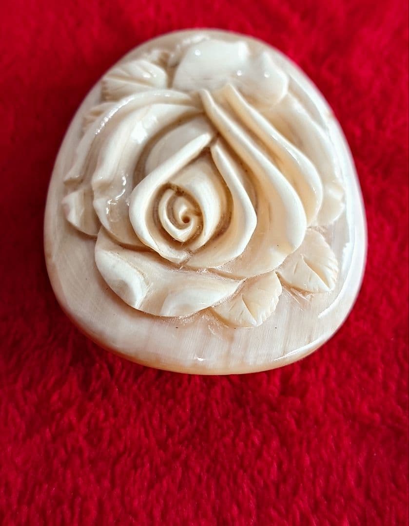 ヴィンテージブローチ 水牛 薔薇 カメオ 立体彫刻 大振り ローズモチーフ E9