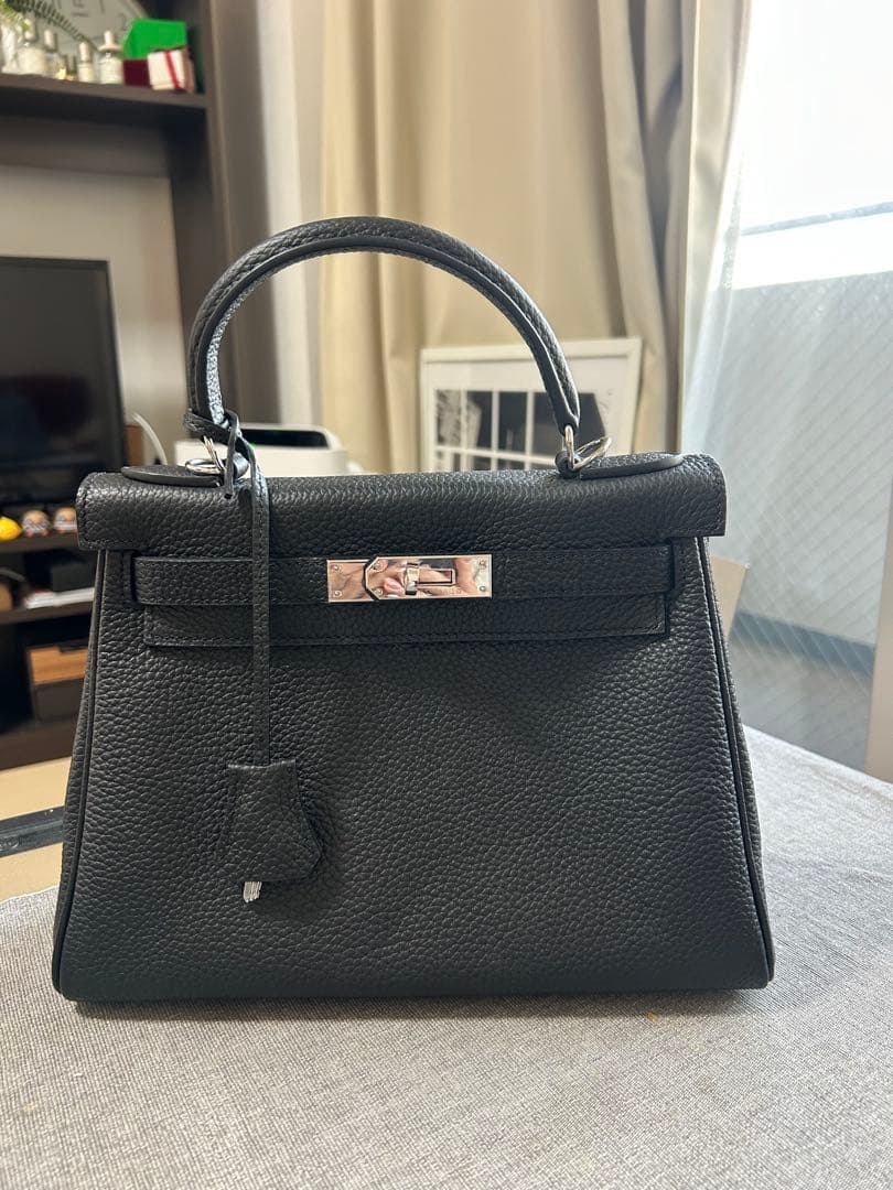 ブラックハンドバッグ