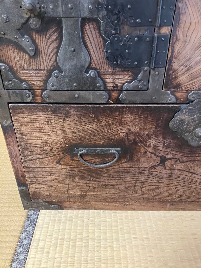 伝統的な木製タンス