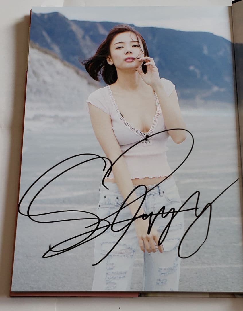 Mリーグ　麻雀　モデル　岡田紗佳　直筆サイン入り　写真集2冊　未開封DVD