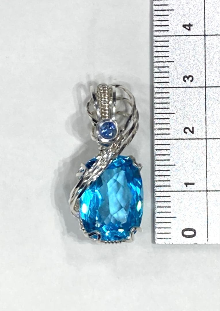 ブルートパーズ　ブルーサファイア　ペンダントトップ　ワイヤージュエリー