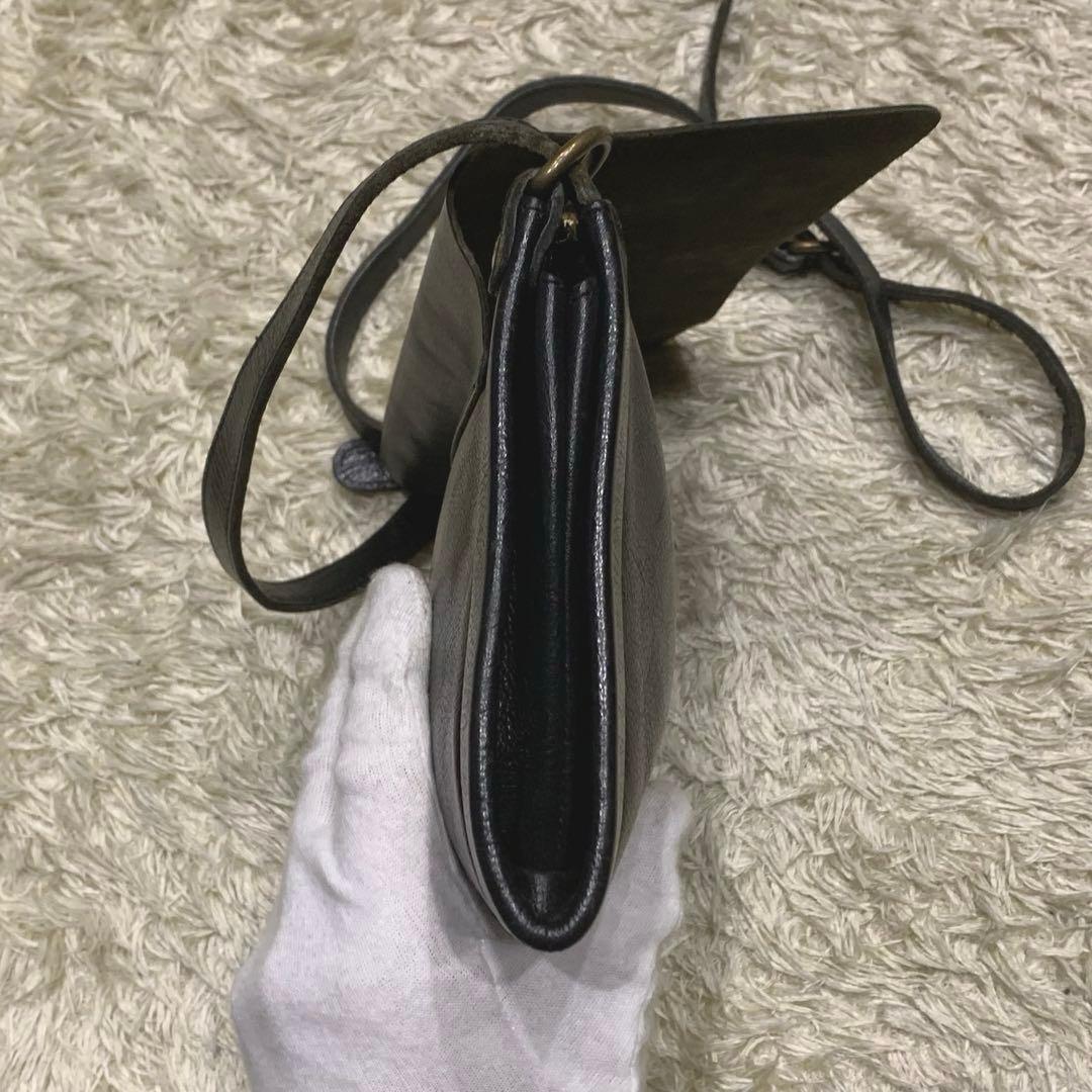 イルビゾンテ ショルダーバッグ フラップ レザー ロゴ型押し ブラック