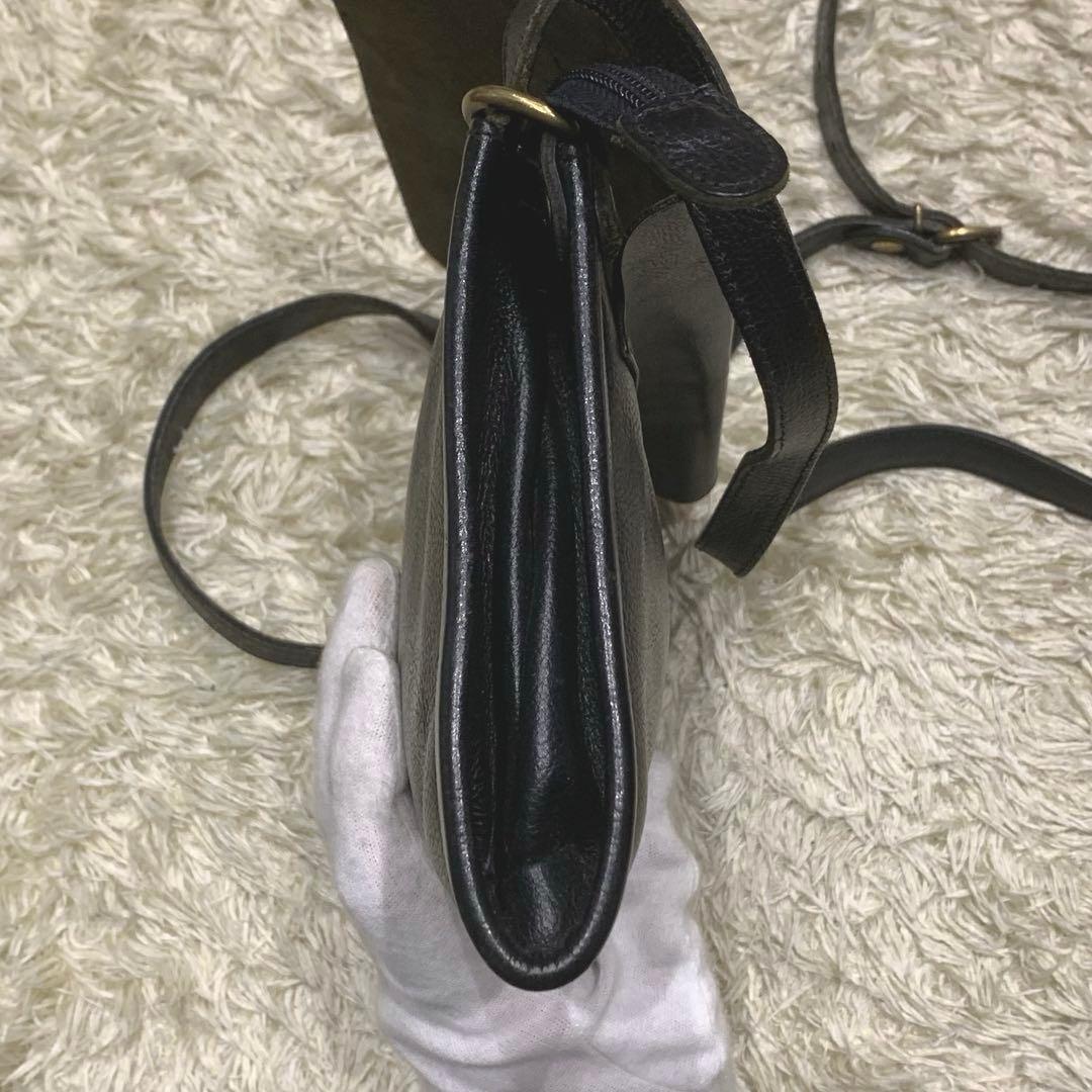 イルビゾンテ ショルダーバッグ フラップ レザー ロゴ型押し ブラック