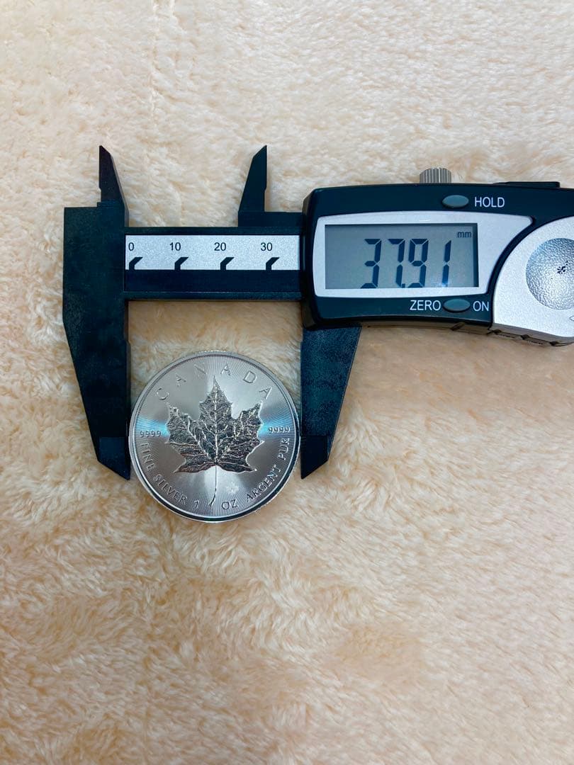 カナダ王室造幣局発行 メイプルリーフ銀貨 1オンス 純銀 1オンス　2枚売り①