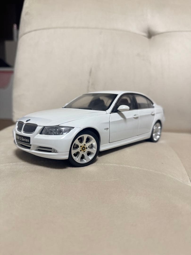 1/18 京商 BMW 330i E90 ホワイト