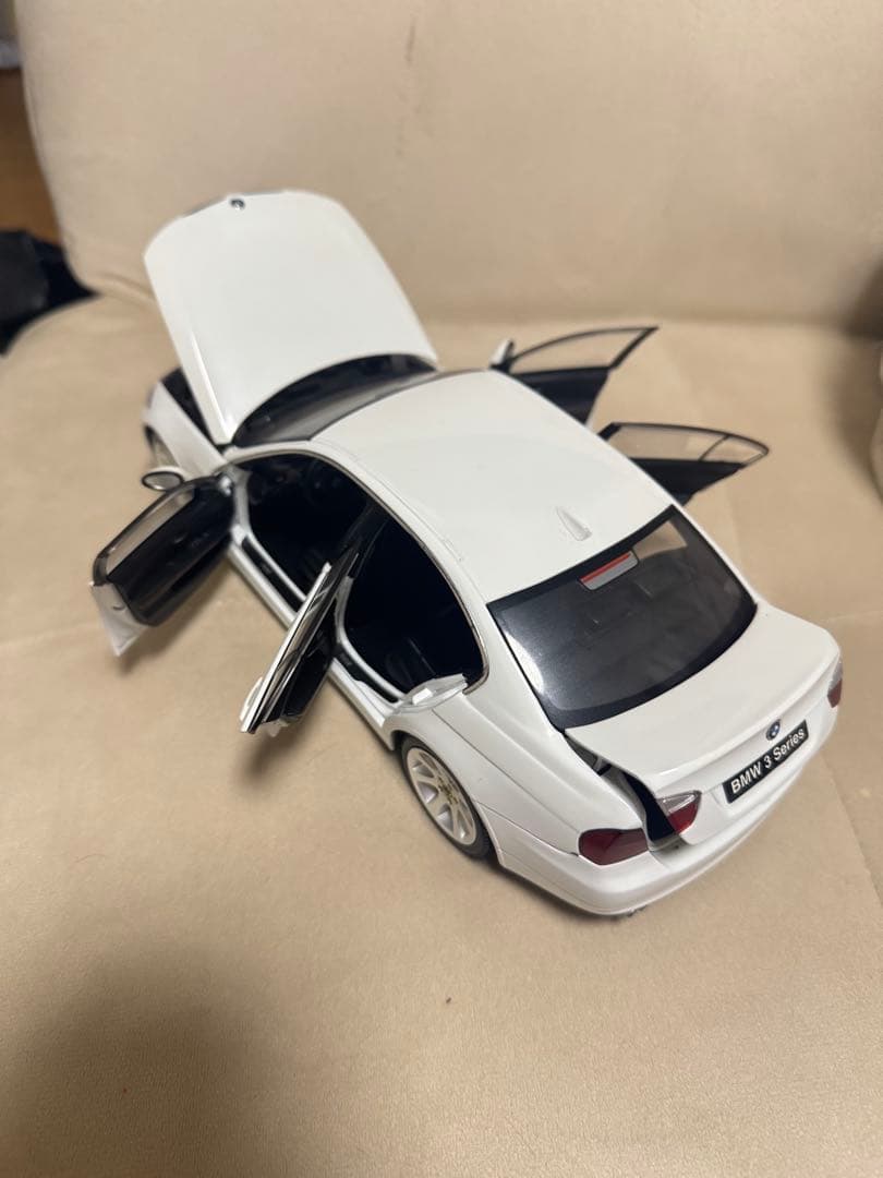 1/18 京商 BMW 330i E90 ホワイト