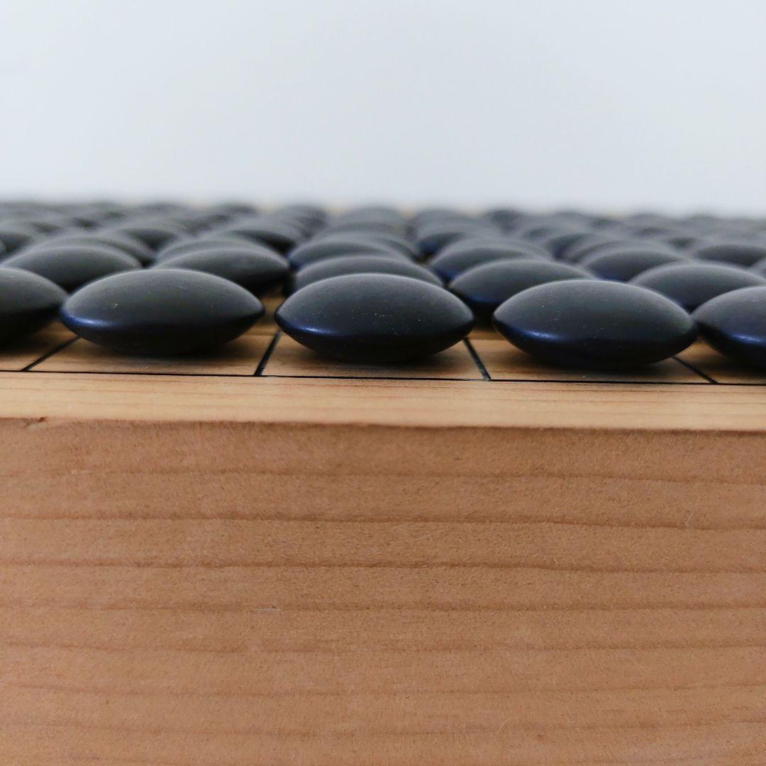 囲碁盤　柾目碁盤　へそ・足付き　厚み約5寸7分（175㎜）蛤碁石32~33号級