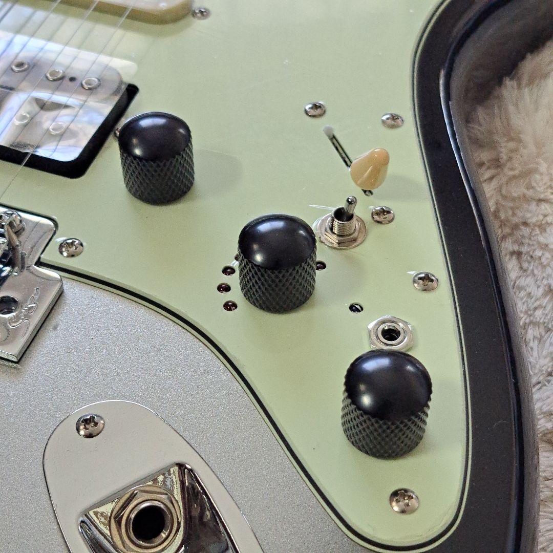 高品質アルダー材とローステッドメイプルネックを採用した、プロ仕様のスマートギター